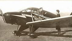 Kenneth Arnold ved sin flyvemaskine