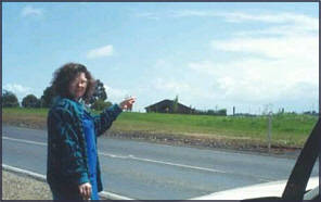 Kelly Cahill viser stedet, hvor hun så UFOet