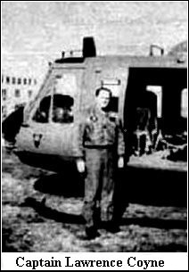 Kaptajn Lawrence Coyne ved sin helikopter